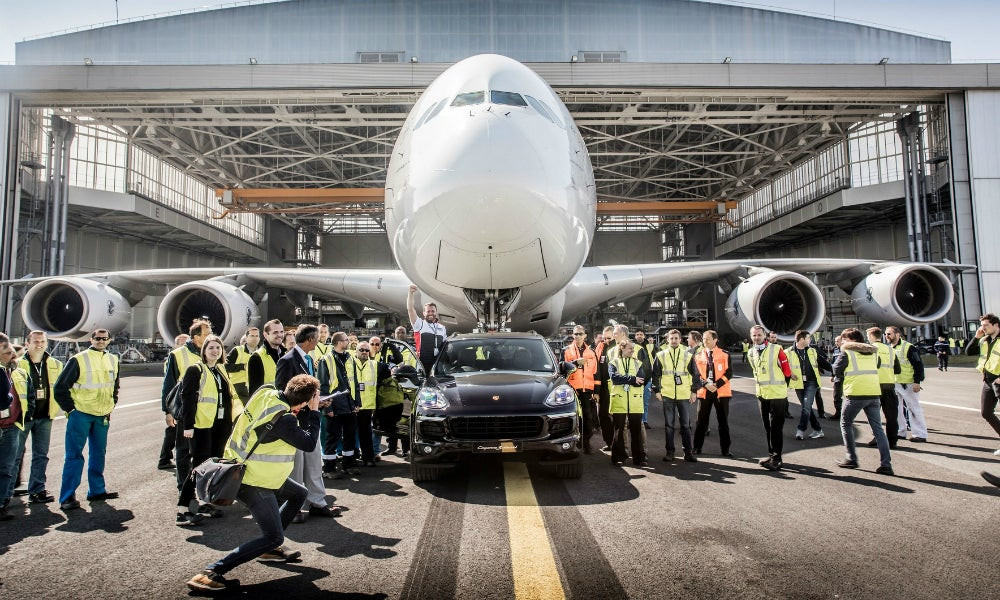 H Porsche Cayenne έλκει Airbus A380 (βίντεο)